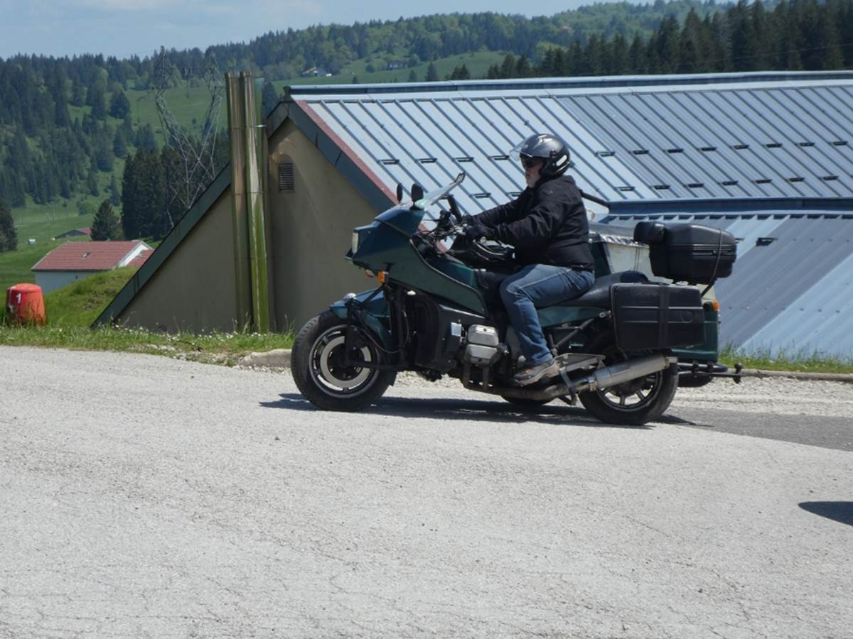 Une image contenant plein air, motocyclette, roue, pneu

Description générée automatiquement